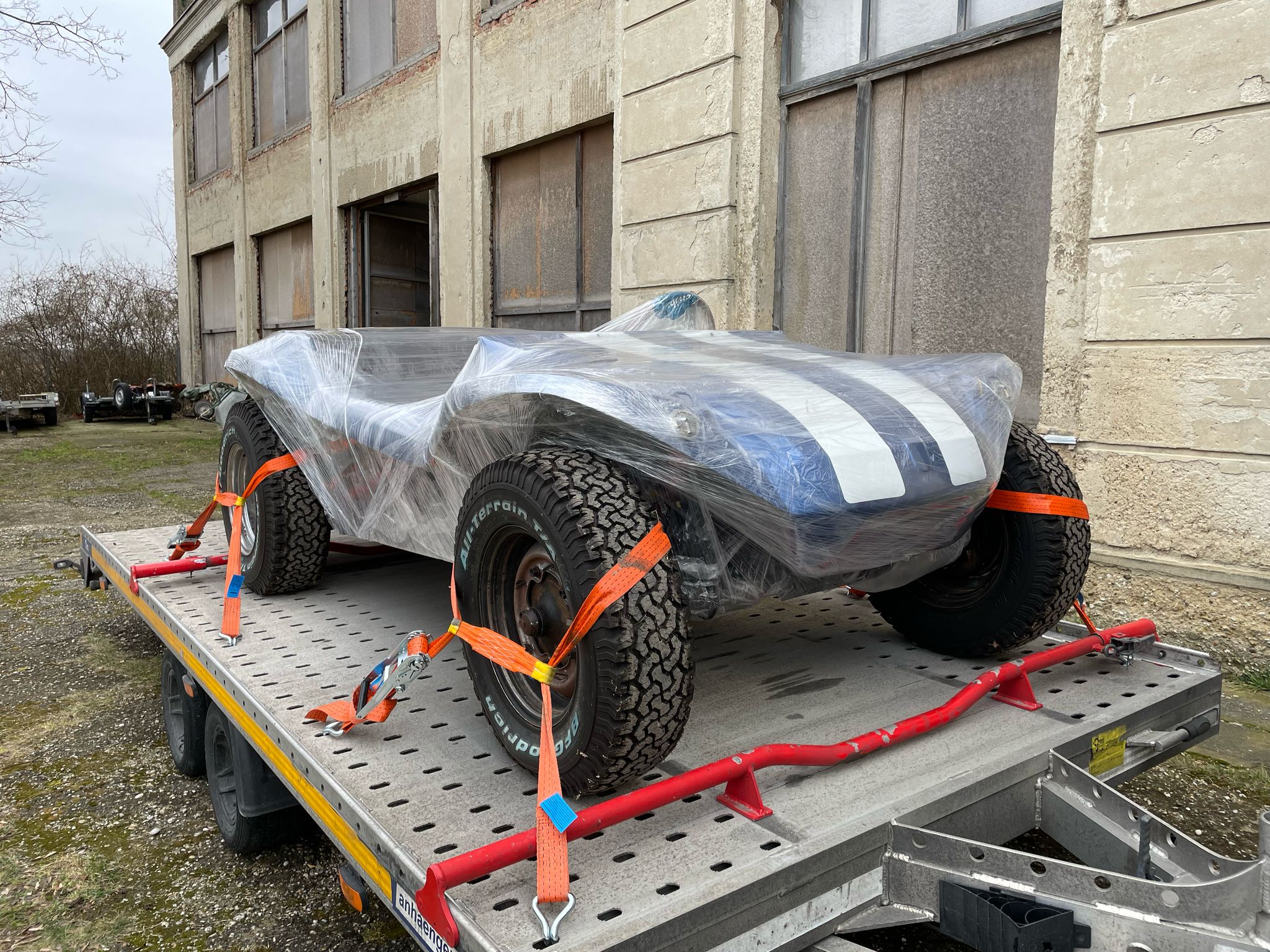 Meyers Manx auf dem Anhänger für den Transport von Österreich nach Berlin