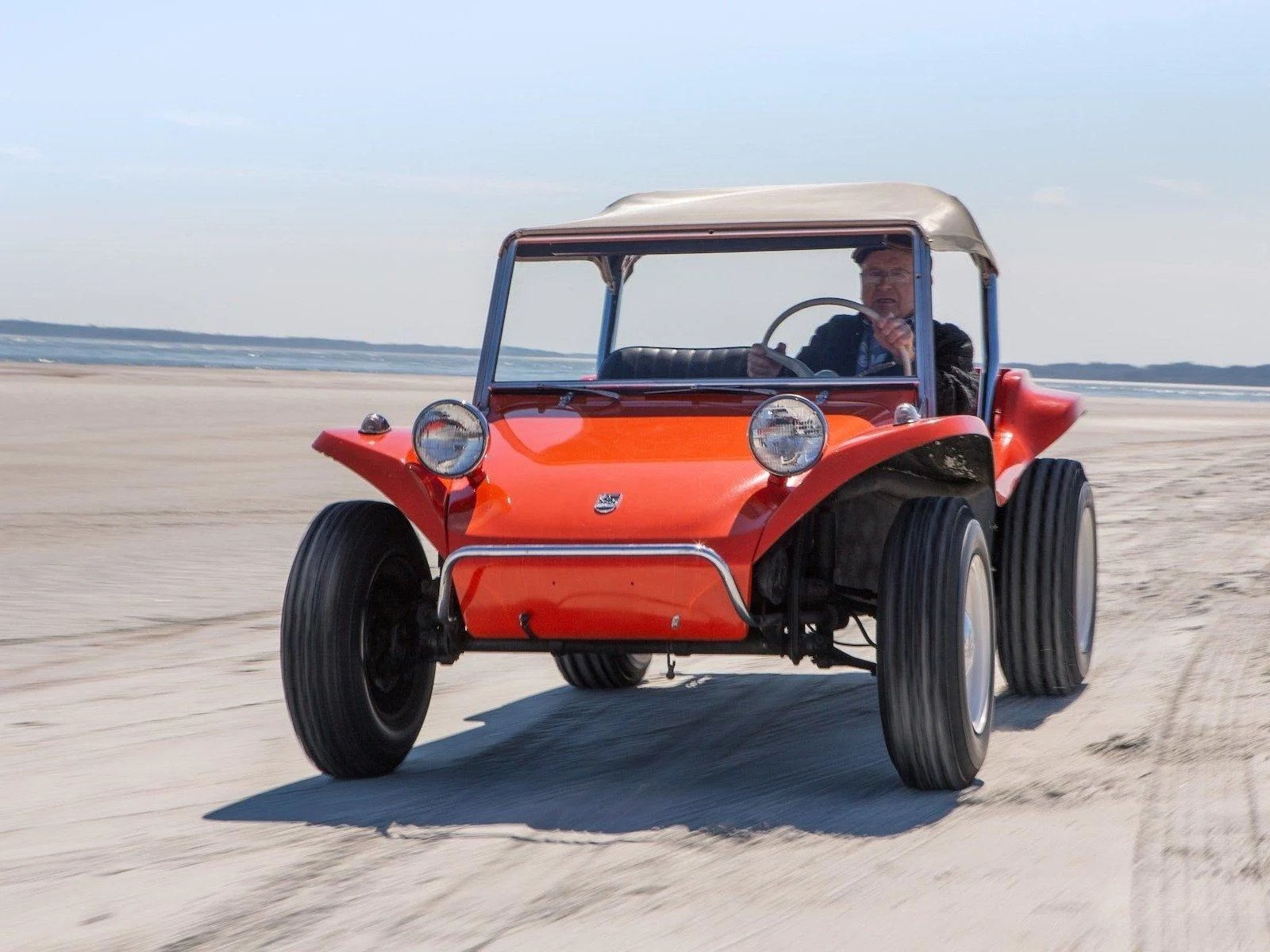Bruce Meyers mit Old Red, dem ersten Meyers Manx