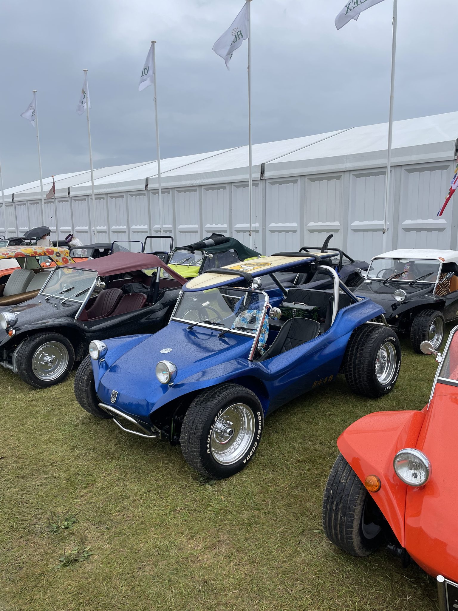 Meyers Manx Beach Buggys bei der Parade zum 60. Jubiläum beim Goodwood Revival 2024