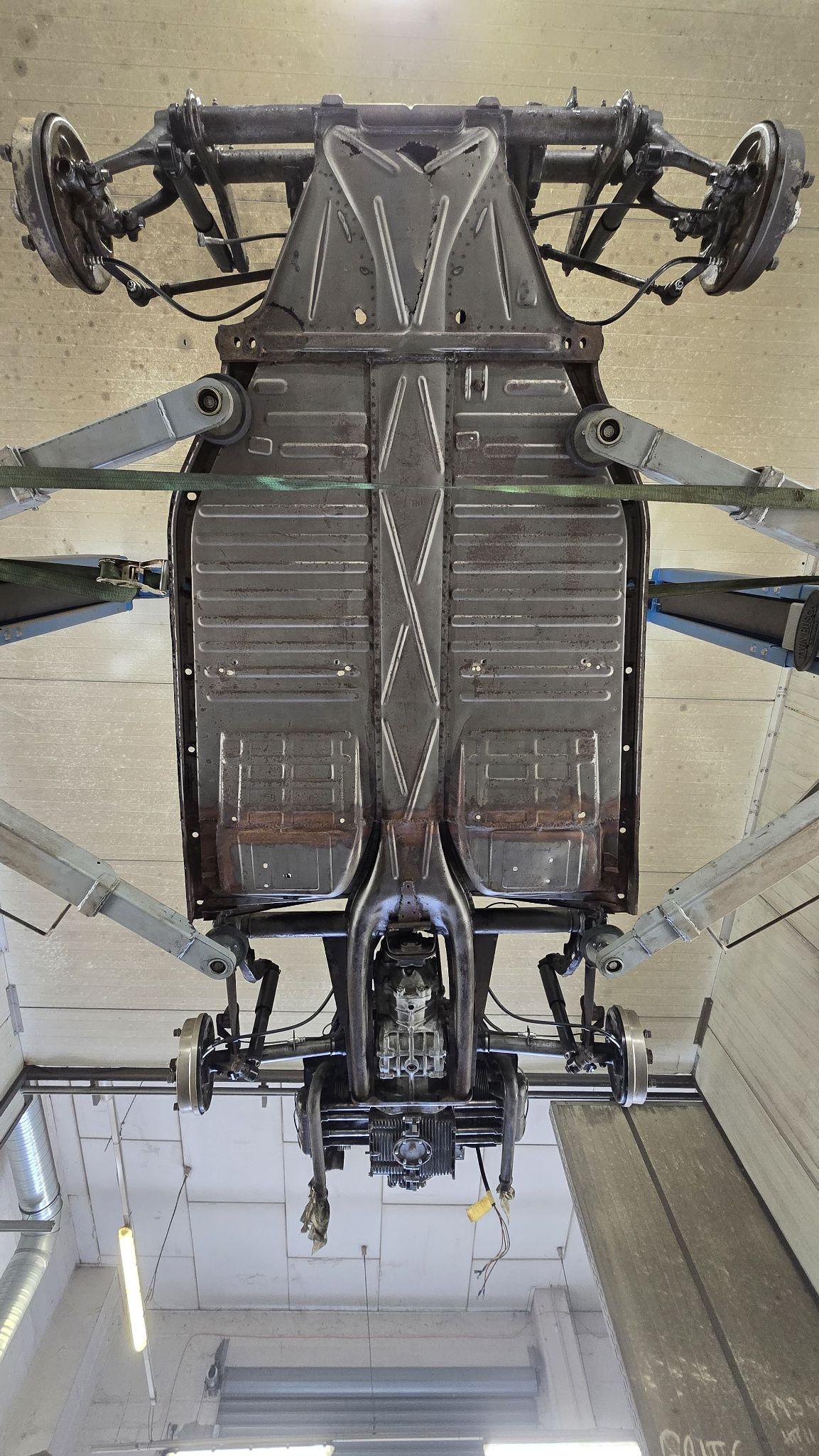 Blanke Bodengruppe eines VW Käfer von 1965 unter der Karosserie des Meyers Manx