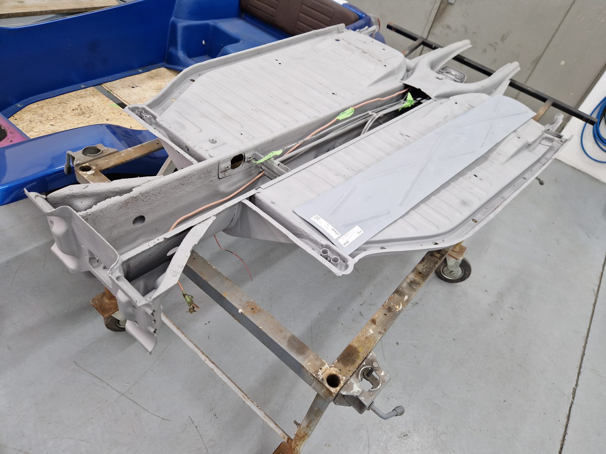 VW Käfer Bodengruppe nach dem Glasperlenstrahlen
